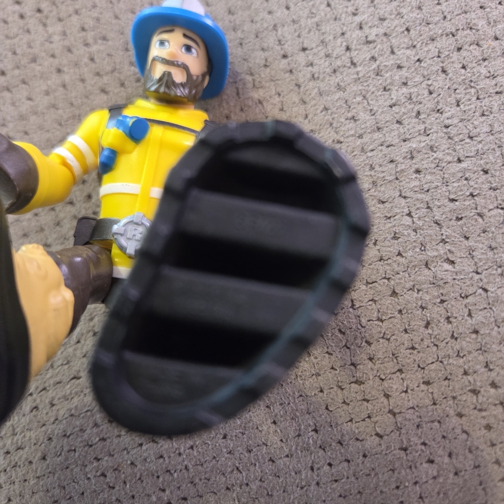 2018 mattel FORREST FUEGO Firefighter Fire Rescue RESCUE HEROES Fisher Price - Picture 11 of 13